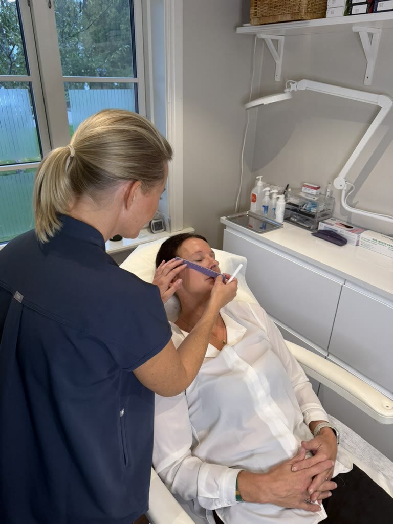 Charlotte mäter inför en behandling på Re:Self